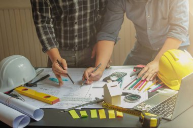 Mühendis, mühendisin projeyi inşa etmek zorunda kalacağı inşaat alanını bulmak için tasarımcıya danışmanlık ve danışmanlık yapıyor. Mühendisler ve tasarımcılar arasındaki danışmanlık