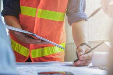 Mühendis, mühendisin projeyi inşa etmek zorunda kalacağı inşaat alanını bulmak için tasarımcıya danışmanlık ve danışmanlık yapıyor. Mühendisler ve tasarımcılar arasındaki danışmanlık