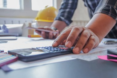 Mühendis, mühendisin projeyi inşa etmek zorunda kalacağı inşaat alanını bulmak için tasarımcıya danışmanlık ve danışmanlık yapıyor. Mühendisler ve tasarımcılar arasındaki danışmanlık