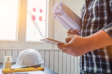 Mühendis, mühendisin projeyi inşa etmek zorunda kalacağı inşaat alanını bulmak için tasarımcıya danışmanlık ve danışmanlık yapıyor. Mühendisler ve tasarımcılar arasındaki danışmanlık