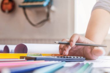 Mühendis, mühendisin projeyi inşa etmek zorunda kalacağı inşaat alanını bulmak için tasarımcıya danışmanlık ve danışmanlık yapıyor. Mühendisler ve tasarımcılar arasındaki danışmanlık