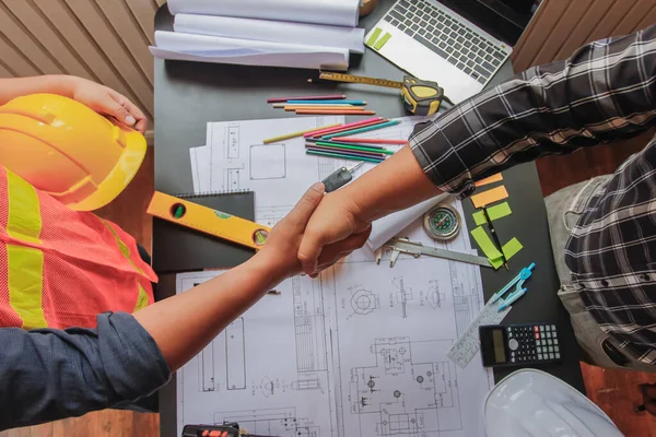 Ingeniero Está Asesorando Consultando Con Diseñador Para Averiguar Sitio Construcción — Foto de Stock