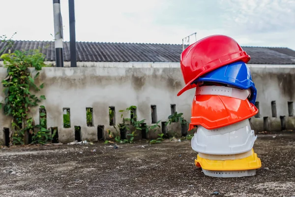 Safety helmets are a safety protection device in construction sites for professional construction workers. The contractor provided helmet for workers to wear before entering the construction area.