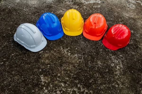 Safety helmets are a safety protection device in construction sites for professional construction workers. The contractor provided helmet for workers to wear before entering the construction area.