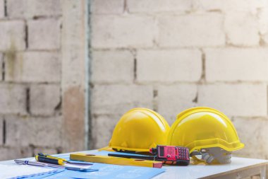 Güvenlik kaskı, inşaat işçileri için inşaat sahalarında bulunan bir güvenlik koruyucusudur. Müteahhit işçilere inşaat alanına girmeden önce takmaları için kask sağlamıştır..