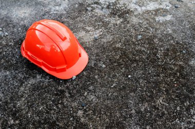 Güvenlik kaskları, inşaat alanında çalışan işçilere yönelik bir güvenlik önleme cihazıdır. Müteahhit işçilere inşaat alanına girmeden önce takmaları için kask sağladı..