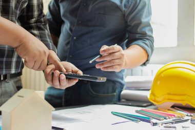 Mühendis, mühendisin projeyi inşa etmek zorunda kalacağı inşaat alanını bulmak için tasarımcıya danışmanlık ve danışmanlık yapıyor. Mühendisler ve tasarımcılar arasındaki danışmanlık