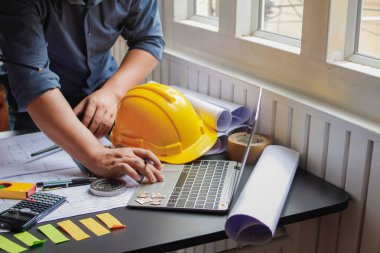 Mühendis, mühendisin projeyi inşa etmek zorunda kalacağı inşaat alanını bulmak için tasarımcıya danışmanlık ve danışmanlık yapıyor. Mühendisler ve tasarımcılar arasındaki danışmanlık