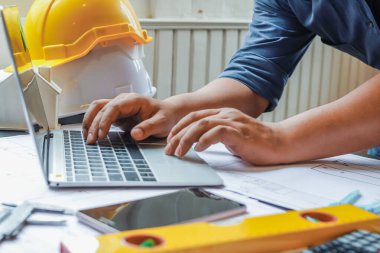 Mühendis, mühendisin projeyi inşa etmek zorunda kalacağı inşaat alanını bulmak için tasarımcıya danışmanlık ve danışmanlık yapıyor. Mühendisler ve tasarımcılar arasındaki danışmanlık