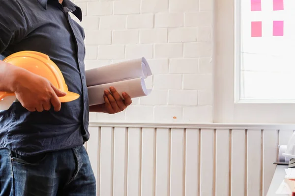 Soft Focus Aannemer Heeft Een Helm Voorbereid Dragen Voordat Hij — Stockfoto