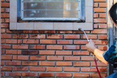 Bir termit kontrol şirketinde çalışanlar, termitlerin evlerindeki termitlerden kurtulmak ve onları yok etmek için termit yuvalarını aramak için kimyasal sprey kullanıyorlar. Böcekleri önlemek için kimyasal sprey fikirleri..