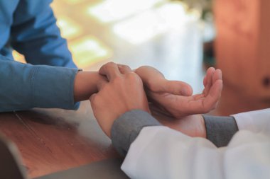 Hastalar düzgün bir şekilde tedavi etmek için mevcut hastalığın sağlığına danışmak ve kontrol etmek için doktoru ziyaret ederler. Doğru sağlık ve hastalık tedavisi için tıbbi danışmanlık kavramları
