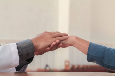 Hastalar düzgün bir şekilde tedavi etmek için mevcut hastalığın sağlığına danışmak ve kontrol etmek için doktoru ziyaret ederler. Doğru sağlık ve hastalık tedavisi için tıbbi danışmanlık kavramları