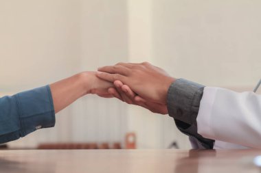 Hastalar düzgün bir şekilde tedavi etmek için mevcut hastalığın sağlığına danışmak ve kontrol etmek için doktoru ziyaret ederler. Doğru sağlık ve hastalık tedavisi için tıbbi danışmanlık kavramları