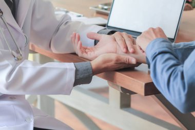 Hastalar düzgün bir şekilde tedavi etmek için mevcut hastalığın sağlığına danışmak ve kontrol etmek için doktoru ziyaret ederler. Doğru sağlık ve hastalık tedavisi için tıbbi danışmanlık kavramları