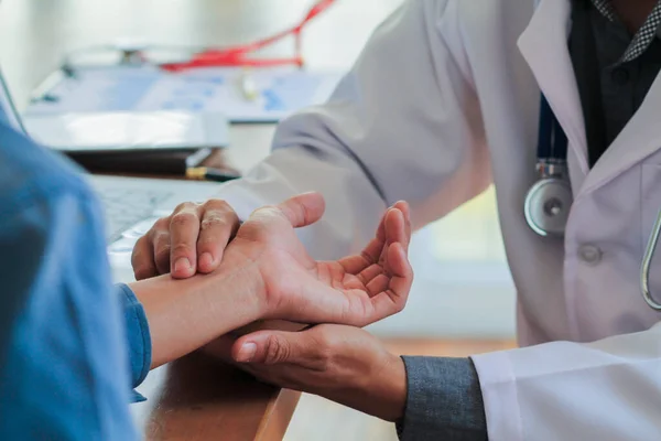 Die Patienten Gehen Zum Arzt Den Gesundheitszustand Der Aktuellen Krankheit — Stockfoto