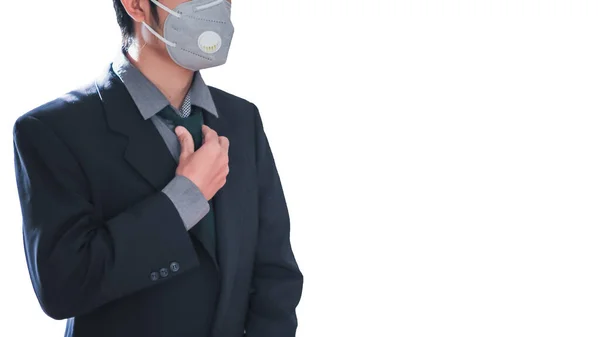 空気中に広がるかもしれないコロナウイルス Covid を保護するためにマスクを身に着けている若いビジネスマンとマスクはまた 毎年問題を引き起こしている小さなほこりやPm 5から保護します — ストック写真