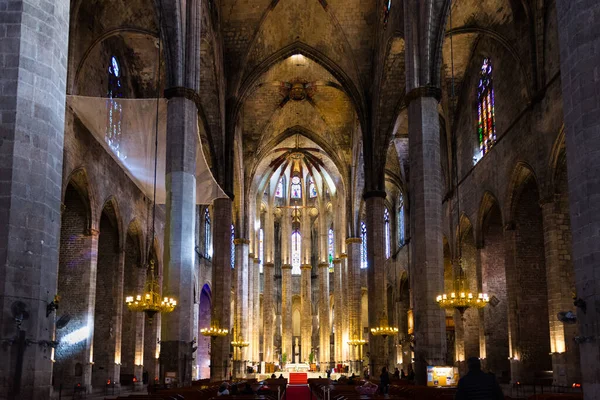 Barselona, İspanya - 02 Kasım 2018: Sivri kemerler ve yüksek kolonlara sahip tipik Katalan Gotik tarzında Santa Maria del Mar Bazilikası. La Ribera, Barselona. İspanya.