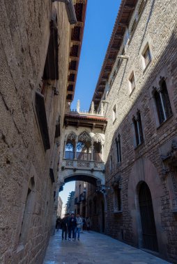 Pont del Bisbe. Barrio Gotik 'in antik caddeleri arasındaki Gotik köprü. Barselona, İspanya.