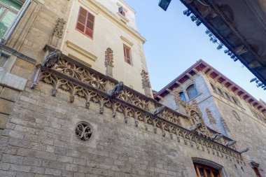 Gotik mahallede canavarlar var. Barselona, İspanya.