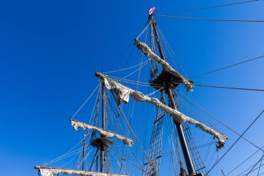 Barselona Limanı 'ndaki yelkenli direklerinin detayları. İspanya.