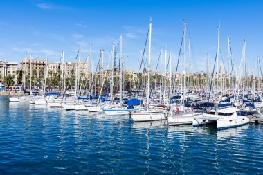 Barcelona Limanı 'ndaki yelkenliler. İspanya.