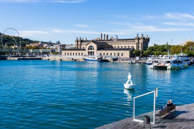 Robert Llimos 'un Barselona Limanı' nda yaptığı yüzen bir heykel. İspanya.