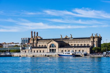 Barcelona, İspanya - 3 Kasım 2018: İspanya 'nın Barcelona kentinde bulunan liman limanının bir parçası olan Port Vell' de Barcelona Devlet Vergi İdaresi Binası.