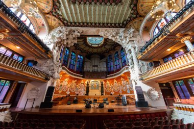 Barselona, İspanya - 02 Kasım 2018: Katalan Müziği Sarayı, sahne ve orgun detayları. Katalonya. İspanya.