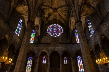 Santa Maria del Mar Bazilikası 'nın tipik Katalan Gotik tarzında sivri kemerler ve yüksek kolonlar. Renkli gül penceresinin ayrıntıları. La Ribera, Barselona. İspanya.