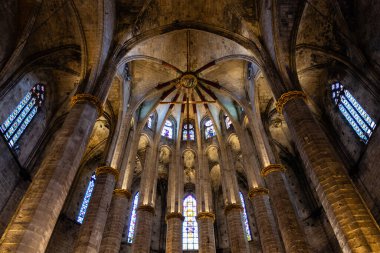 Santa Maria del Mar Bazilikası 'nın tipik bir Katalan Gotik tablosu. Ortasında Bakire Meryem 'in Taç Giymesi ve ahşap bir haç olan maymunun detayları. Güzel gotik sütunlar. La Ribera, Barselona. İspanya.