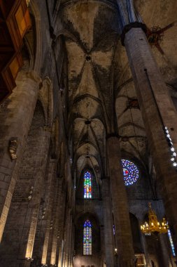Santa Maria del Mar Bazilikası 'ndaki ana cephenin renkli camlı pencerelerinin ayrıntıları. Barselona, İspanya.