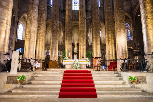 Santa Maria del Mar Bazilikası 'ndaki Maymun' un ayrıntıları, sunak ve ayaklarının altında bir gemi olan Bakire Meryem heykeli. Barselona, İspanya.