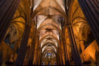 Barcelona Katedrali, tipik gotik tarzda zarif yan oyukları olan ana sahanın ayrıntıları. Barri Gotic, Barcelona 'da. İspanya.
