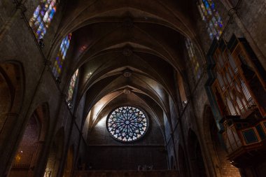 Esglesia de Santa Maria del PI, muhteşem gül penceresinin ayrıntıları ve yan taraftaki boru orgu. Barselona, İspanya.