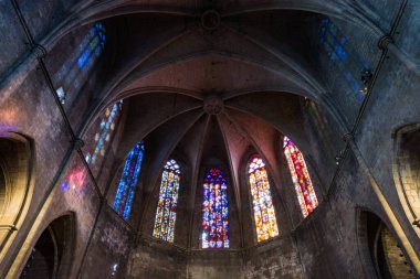 Esglesia de Santa Maria del PI, polikrom kaplı cam pencerelerin ayrıntıları. Barselona, İspanya.