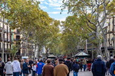 Barselona, İspanya - 02 Kasım 2018: La Rambla, Barcelona 'da kalabalık bir ana cadde. İspanya.