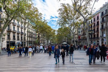 Barselona, İspanya - 02 Kasım 2018: La Rambla, Barcelona 'da kalabalık bir ana cadde, el salladı. Barselona, İspanya.