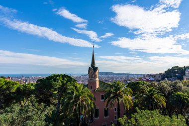 Parc Guell terasından Barcelona 'nın çatıları görünüyor. Barselona, İspanya.