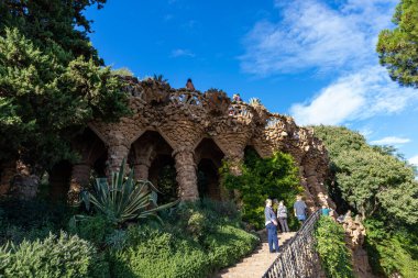 Parc Guell, Portico della Lavandaia 'nın detayları, vahşi doğayla çevrili. Barselona, İspanya.