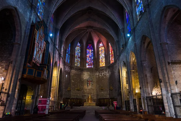 Esglesia de Santa Maria del PI, altın şapelleri ve polikrom camlı pencereleri olan merkez sahanın ayrıntıları. Barselona, İspanya.