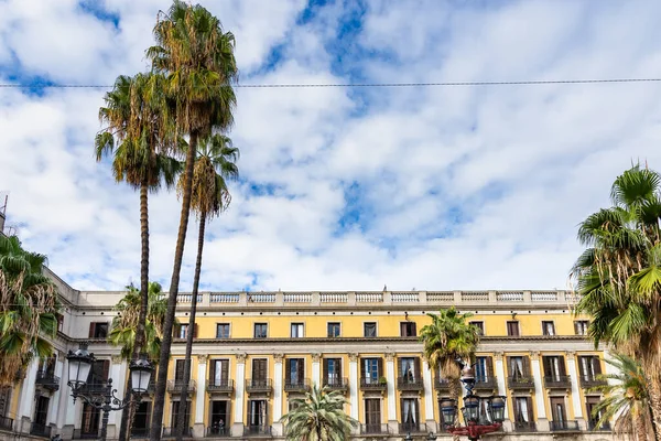 Placa Reial Затененная Пальмами Украшенная Уличными Фонарями Гауди Деталь Бокового — стоковое фото