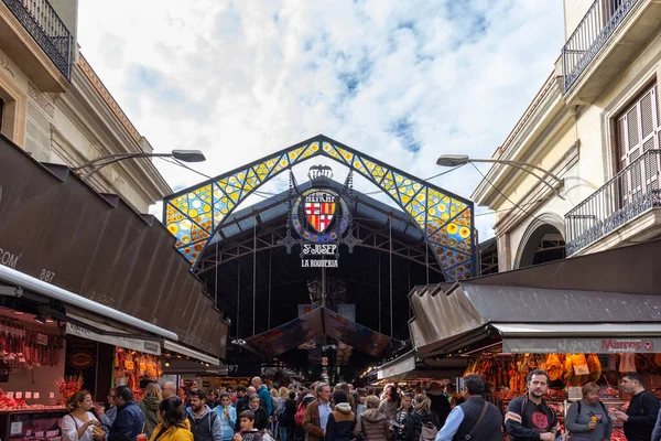 Barcelona, İspanya - 02 Kasım 2018: La Boqueria, Barcelona 'daki ünlü şehir pazarının renkli ana girişinin ayrıntıları. İspanya.