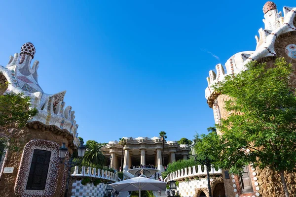 BARCELONA, İspanya - NOVEMBER 02, 2018: Parc Guell, anıtsal merdivenin ve Sala Hipostila 'nın ana girişi. Barselona, İspanya.