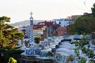 Parc Guell görünürdeki su toplayıcı sistemiyle birlikte bakım bölümünün renkli ana terasında. Barselona, İspanya.