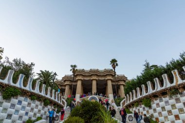 Barselona, İspanya - 02 Kasım 2018: Parc Guell, Sala Hipostila 'nın ana merdivenleri. Barselona, İspanya.