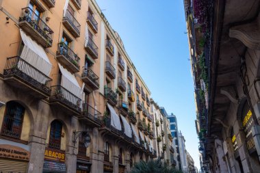 BARCELONA, İSPAN - Kasım 03, 2018: Barcelona 'daki antik şehir caddesi daraltıldı. İspanya.