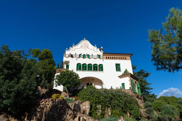 Parc Guell, parkın vahşi doğasında bir ev. Barselona, İspanya.