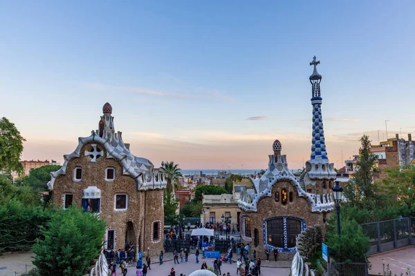 Парк Гуэль Красочные Здания Главного Входа Городом Заднем Плане Барселона — стоковое фото