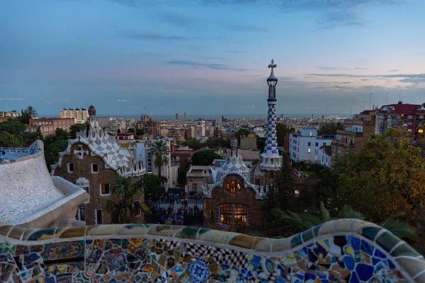 Вид Барселону Парка Гуэль Закате Переднем Плане Красочные Здания Главного — стоковое фото